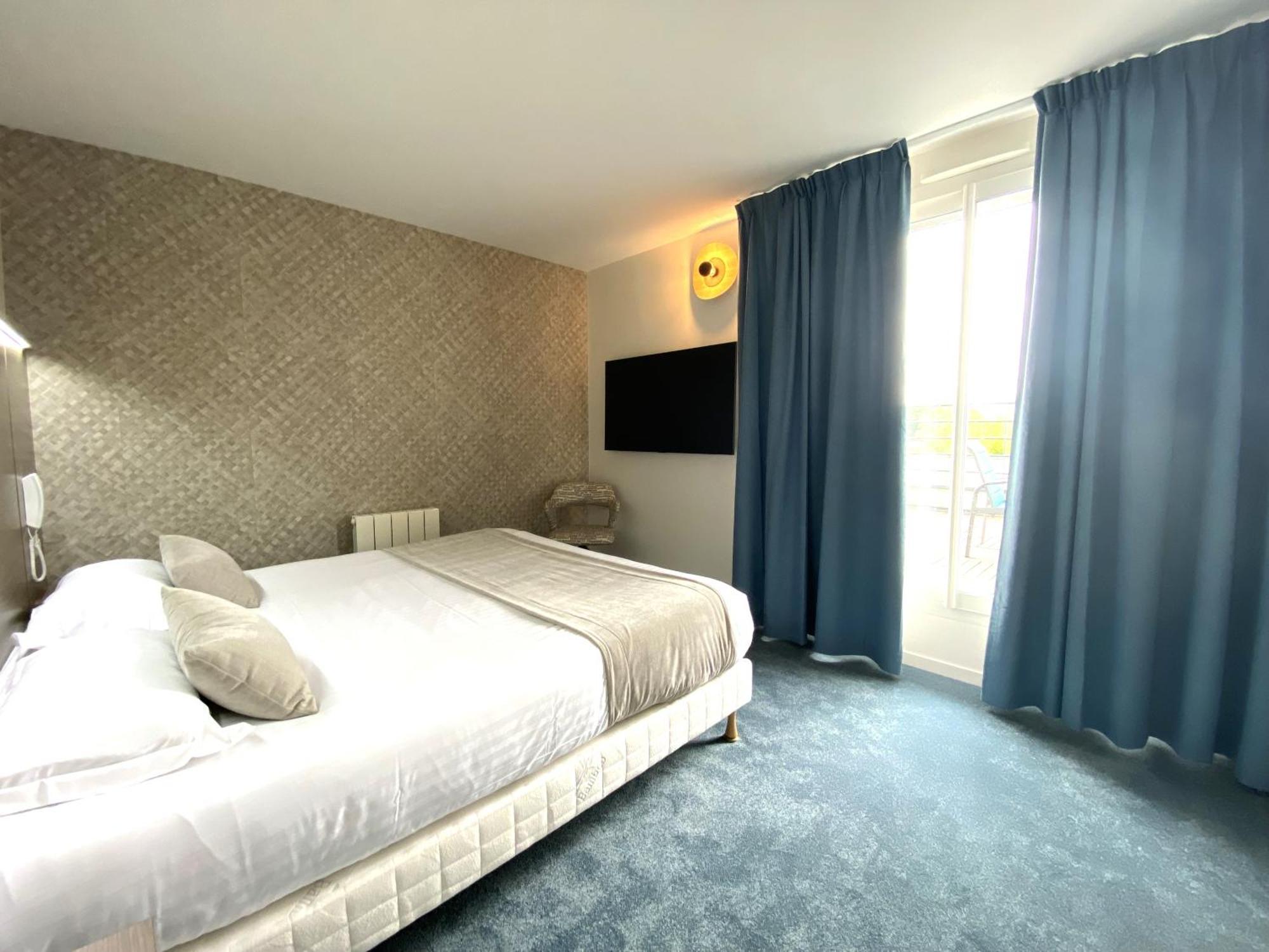 Brit Hotel Piscine & Spa - Fougeres Lecousse Buitenkant foto