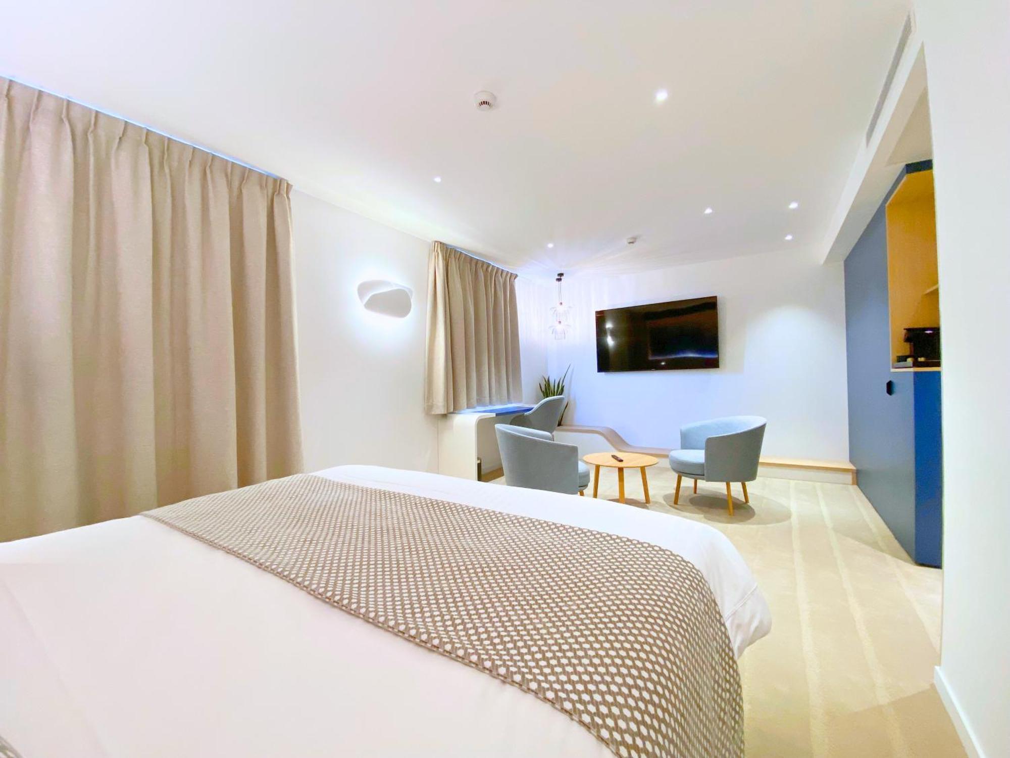 Brit Hotel Piscine & Spa - Fougeres Lecousse Buitenkant foto