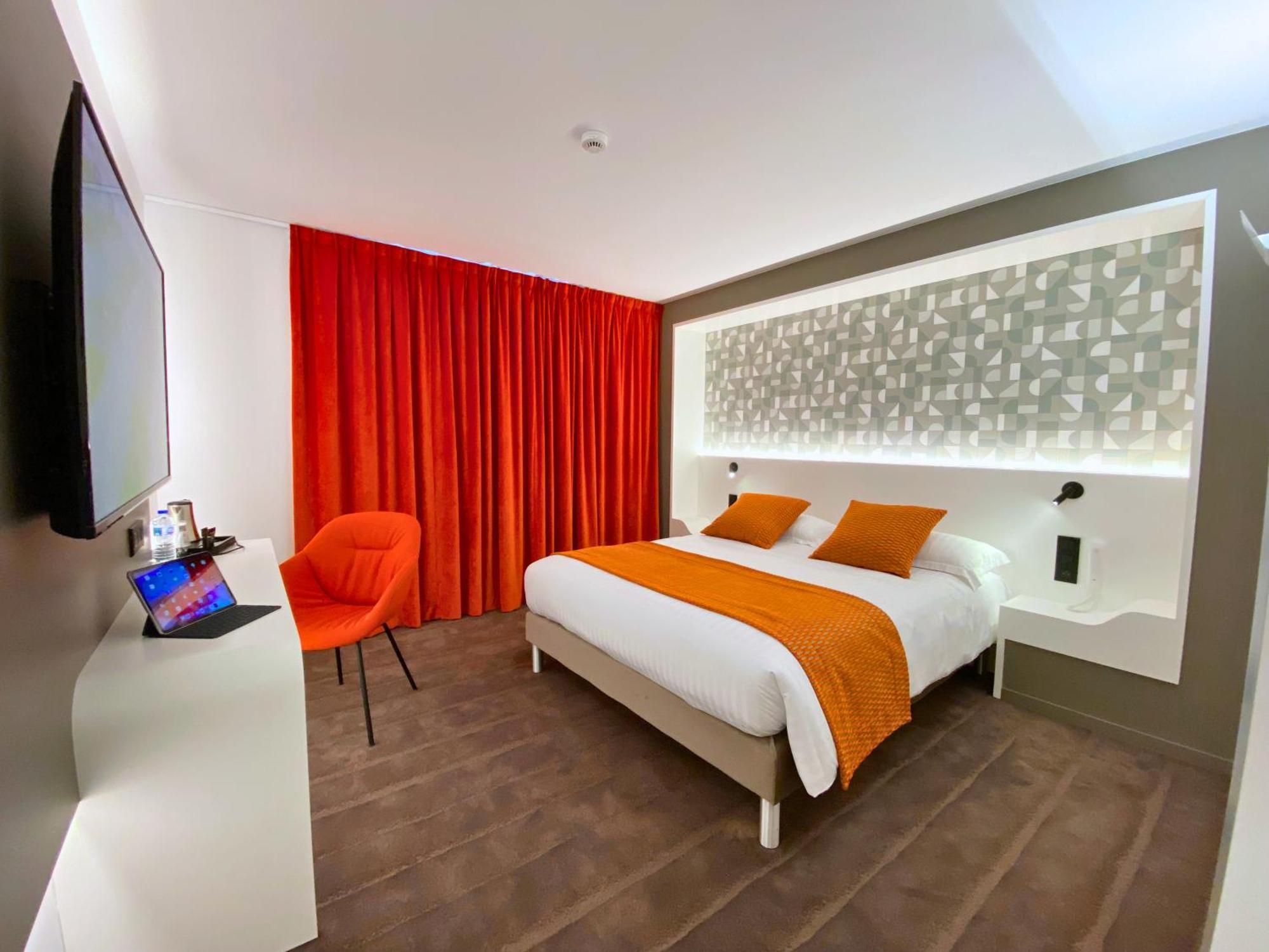 Brit Hotel Piscine & Spa - Fougeres Lecousse Buitenkant foto
