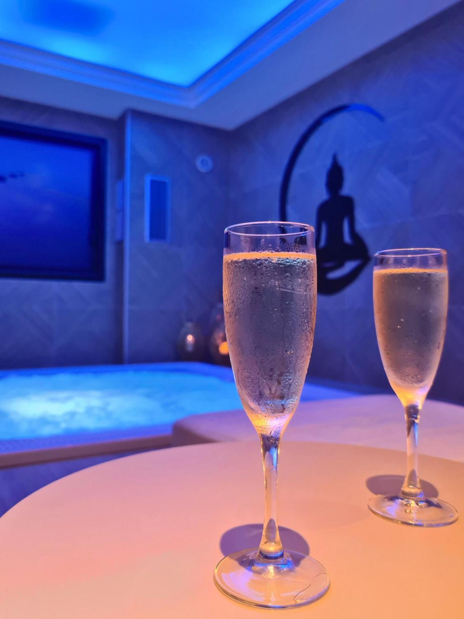 Brit Hotel Piscine & Spa - Fougeres Lecousse Buitenkant foto