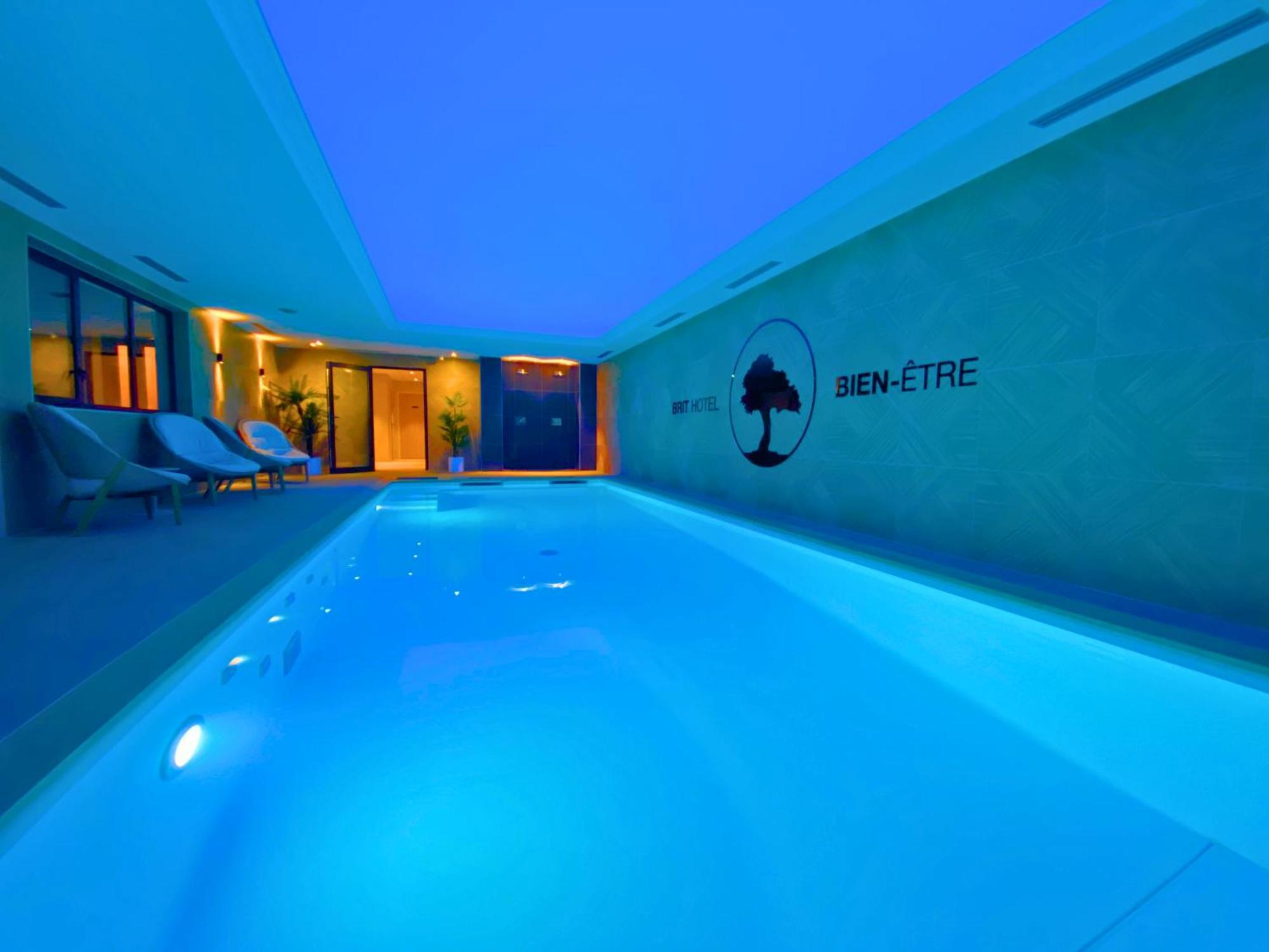 Brit Hotel Piscine & Spa - Fougeres Lecousse Buitenkant foto