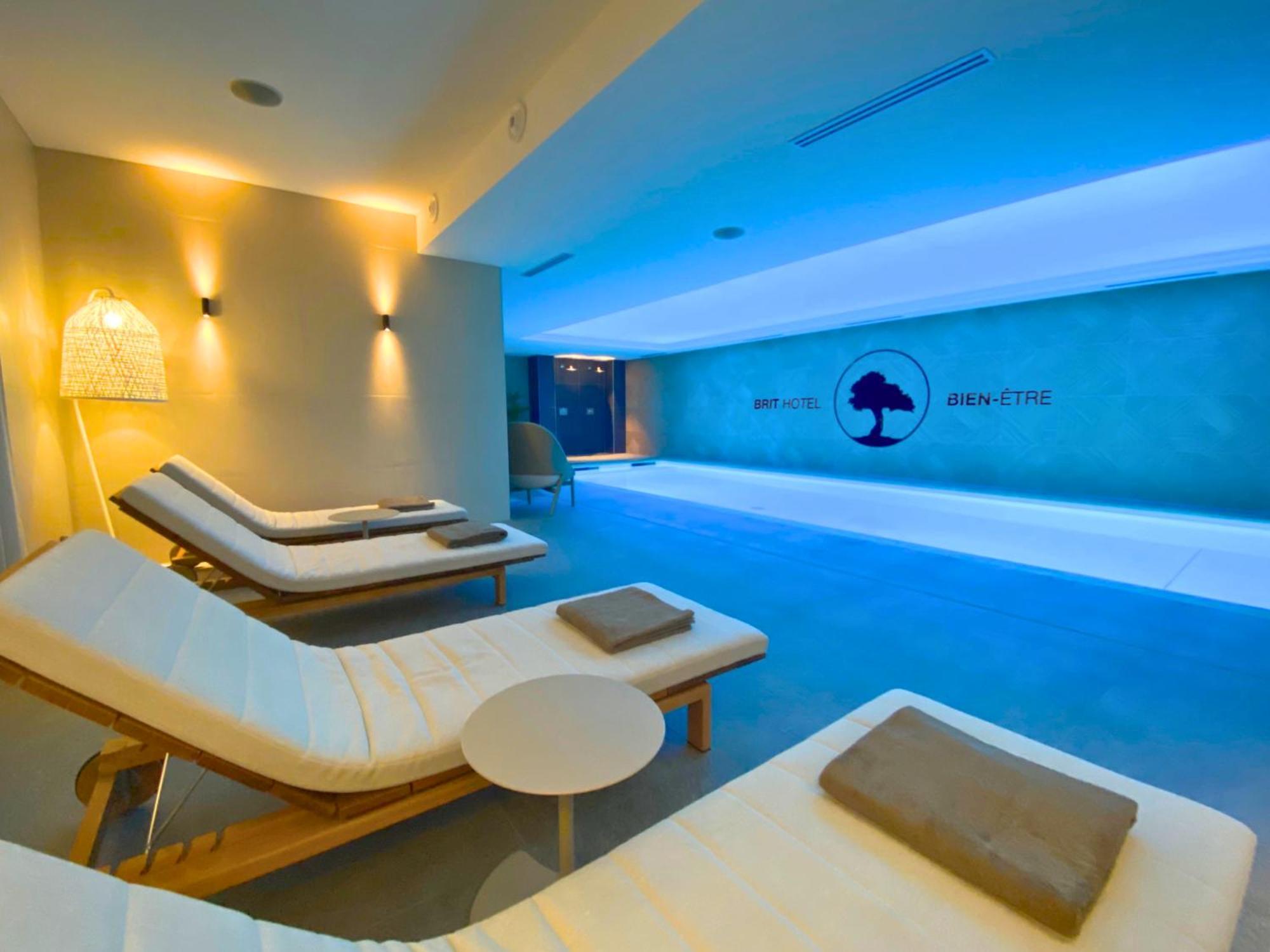 Brit Hotel Piscine & Spa - Fougeres Lecousse Buitenkant foto