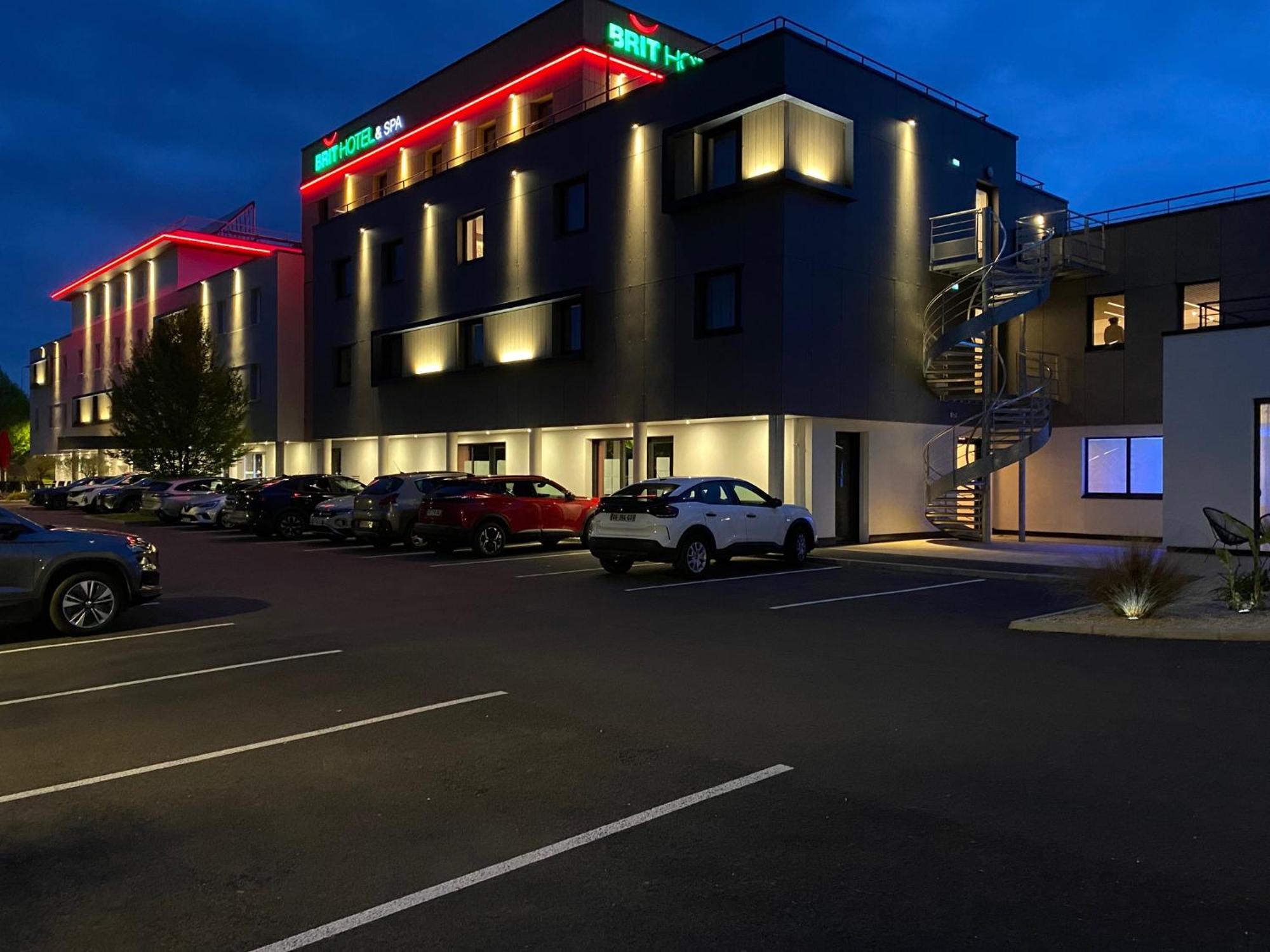 Brit Hotel Piscine & Spa - Fougeres Lecousse Buitenkant foto