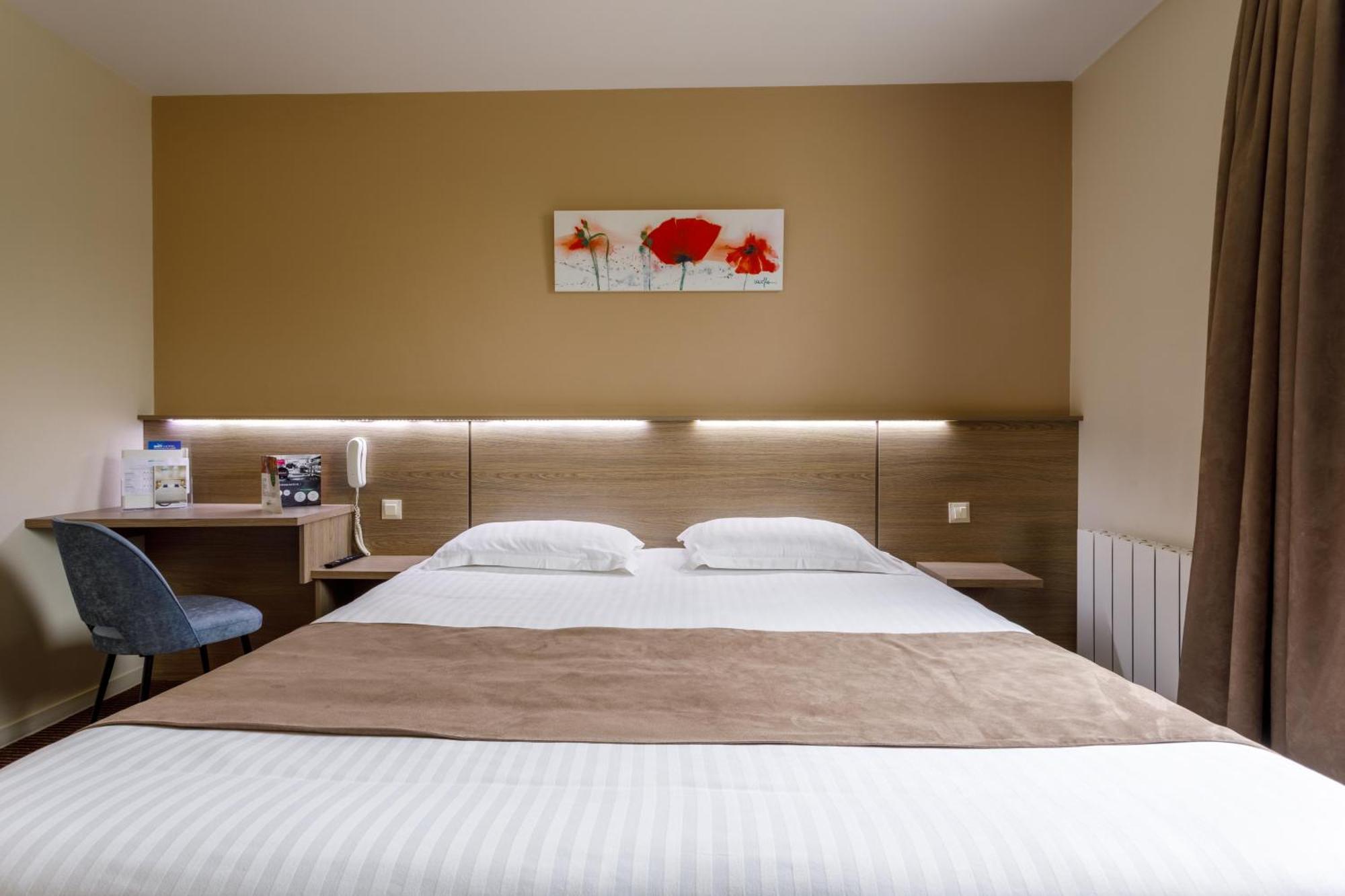 Brit Hotel Piscine & Spa - Fougeres Lecousse Buitenkant foto