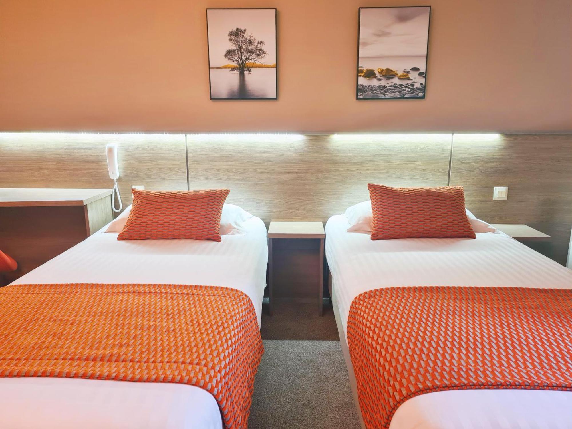 Brit Hotel Piscine & Spa - Fougeres Lecousse Buitenkant foto