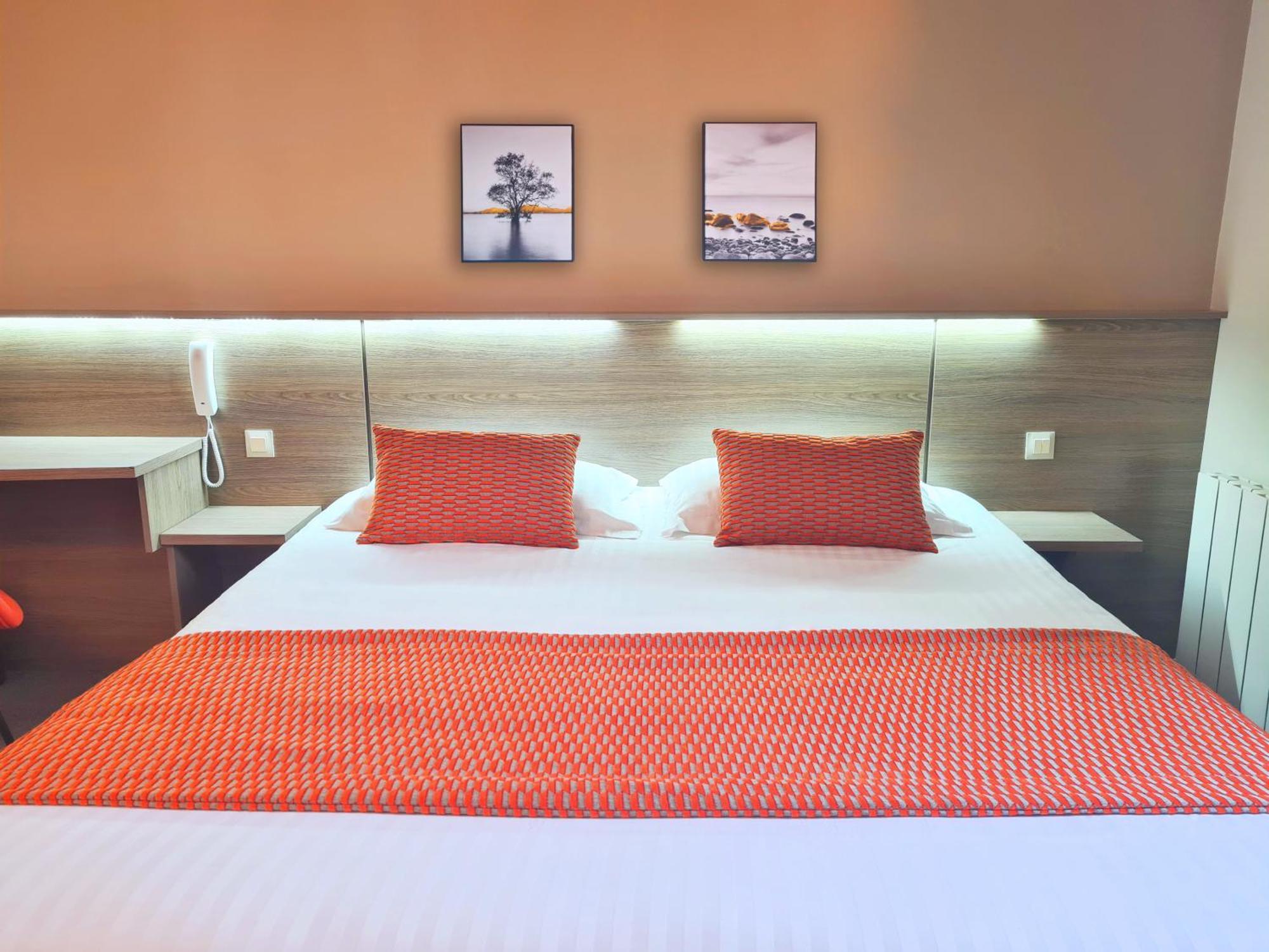 Brit Hotel Piscine & Spa - Fougeres Lecousse Buitenkant foto